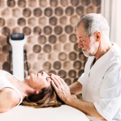 Physiotherapeut behandelt Frau
