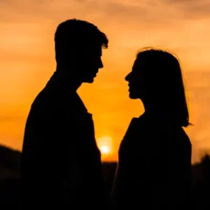 Mann und Frau im Sonnenuntergang