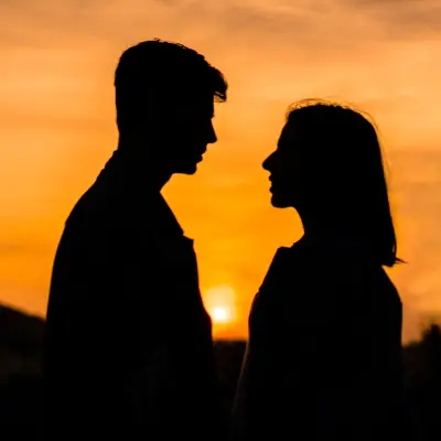 Mann und Frau im Sonnenuntergang